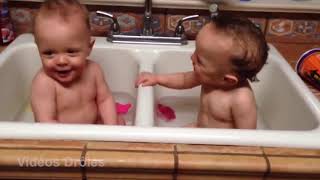 Vidéo Drôle Des Bébés Jumeaux Adorables [upl. by Lubet]