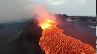 Dron capta imágenes inéditas de río de lava en Islandia [upl. by Mij]