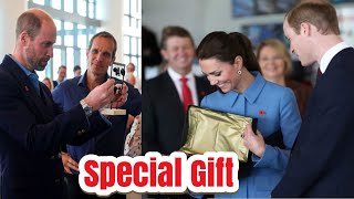 prince william’s SPECIAL GIFT to wife princess kate from cape town revealed [upl. by Eitsyrk]