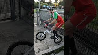 Vittorio Brumotti mette alla prova il campione Italiano di Bike Trial freestyle streettrial [upl. by Papst]