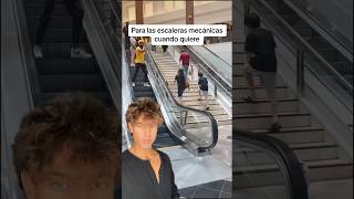 Para las escaleras mecánicas usando sus pies cc theblondejo [upl. by Desdee]