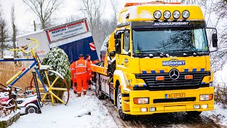 BERGING  Vrachtwagen van de weg in sneeuw Mercedes Atego🚛 [upl. by Towne913]