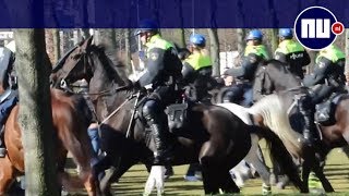 Politie te paard voert charge uit op ADOsupporters op Malieveld [upl. by Gamaliel]