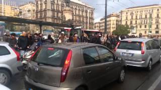 Traffico infernale Napoli piazza garibaldi ore 900 Vigili inesistenti parte 1 [upl. by Wallache389]