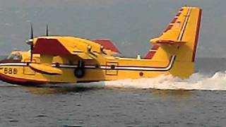 Waldbrand auf kroatischer Insel Brac  Löschflugzeug tankt auf [upl. by Rednirah]