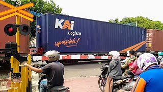 PALANG PINTU PERLINTASAN KERETA API JL LAYUR SEMARANG  KA BARANG KONTAINER [upl. by Winthrop]