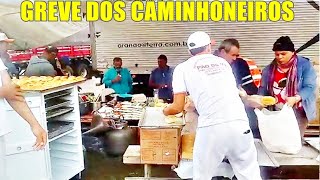 CAMINHONEIROS SE EMOCIONA COM DOAÇÕES DE ALIMENTOS  Greve dos Caminhoneiros [upl. by Herc]