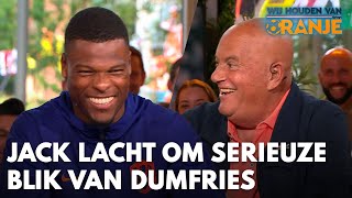 Jack lacht om serieuze blik van Dumfries Daar gaat die weer  WIJ HOUDEN VAN ORANJE [upl. by Lada]