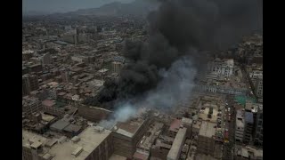 Incendio continúa en Mesa Redonda y comerciantes habrían perdido campaña navideña [upl. by Hackathorn628]