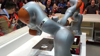 Kuka  Roboter Showcase Bier einschenken  HMI 2018 [upl. by Anilemrac510]