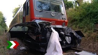 Tödlicher Verkehrsunfall auf Bahngleisen  Pkw in Unna vom Zug erfasst [upl. by Antonietta]