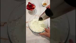 Morangos com um topping delicioso e super fácil de preparar Morangos com creme veja a receita [upl. by Botzow]