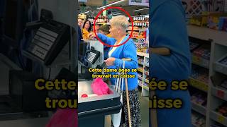 Cette maman paye les courses d’une dame âgée de manière inattendue [upl. by Garibull126]