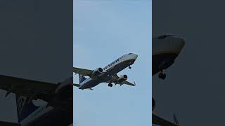 ryanairlanding ryanair manchesterairport boeing737 landing at manchester shadowmoss road [upl. by Helms747]