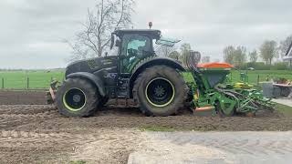 Pleizier en Timmer aan het gras zaaien met een Claas Axion 850 [upl. by Asuncion]