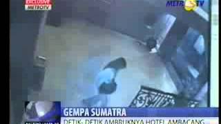 CCTV Saat Gempa Di Hotel Ambacang Padang 30 September 2009 Anggiat Marudut Silitonga [upl. by Ekenna460]