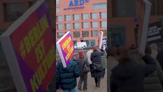 Demonstration gegen Kulturabbau in Berlin  Berliner Ensemble Komische Oper Schaubühne [upl. by Yerffej]