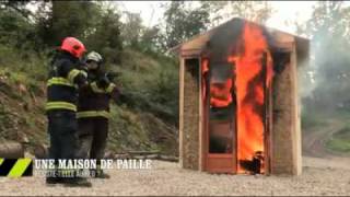 Maison isolée en paillerésistance au feu [upl. by Ahsiuq]