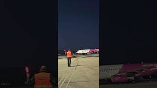 Night marshalling aircraft Airbus A 320 aviation airliner airport planespotter wizzair airbus [upl. by Rabjohn]