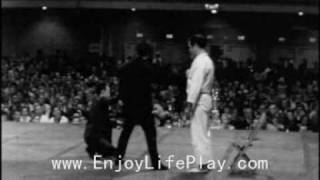 Bruce Lee 1 inch punch and 2 finger pushupwmv [upl. by Hutchison]