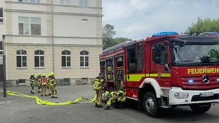 ankommende FFler ausrücken Freiwillige Feuerwehr Borna Feuer in Gymnasium [upl. by Noreh762]