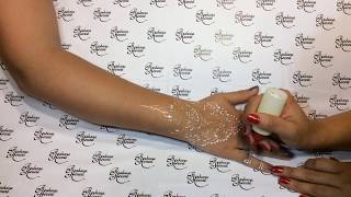 Tatouage paillettes Modèle simple sur main  Glitter tatoo for hand [upl. by Ahgiel989]