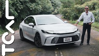 【新車試駕】2024 CAMRY 再進化！外觀設計大躍進，後座角度也可調 豪華直追 LEXUS！  TOYOTA CAMRY [upl. by Iv]