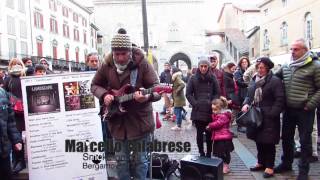 Marcello Calabrese  street guitarist  quotSmoke On The Waterquot live in Bergamo 2017 [upl. by Earahc797]