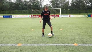 Voetbal Trucjes Leren  quotDribbelen en SideStepquot door Arnoud Jonker [upl. by Cykana]