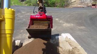 Lloyd R7 Screening bucket screening wet topsoil with high clay [upl. by Groos]