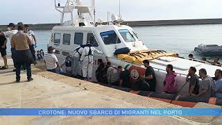 CROTONE NUOVO SBARCO DI MIGRANTI NEL PORTO [upl. by Pinckney]