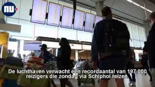 Het nieuws van 2 augustus Drukste dag Schiphol verloopt voorspoedig [upl. by Conias]