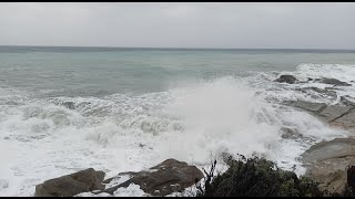 Mareggiata a Bordighera le onde raggiungono la passeggiata e gli stabilimenti balneari [upl. by Edette]