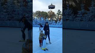 Leren schaatsen op de Warme Winter Weide in de Winter Efteling 🎢⛸️ [upl. by Wrigley653]