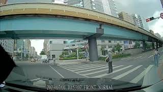 交通新制上路！台北市街頭驚見怪男 疑蓄意站斑馬線卡轉彎車 [upl. by Waldos]