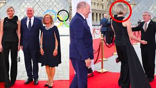 Charlene de Monaco Éblouit au Dîner Olympique au Louvre  Look Audacieux et Moderne [upl. by Ayanal]