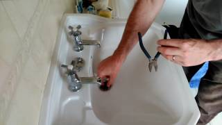 Replacing a clickclack basin waste [upl. by Butterworth]