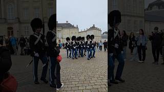 Dansk Livgarden vagtskifte Danish royal guard 💂💂‍♀️Livgarden Soldat Amalienborg [upl. by Naed558]