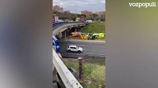 Un helicóptero se estrella en plena M40 de Madrid [upl. by Arabele]