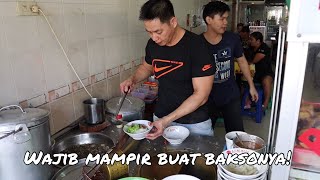 Penjual Bakso Ini Bikin Gagal Fokus CewekCewek Bakso Singkawang Asli Mantep Tenan [upl. by Ellehcem]