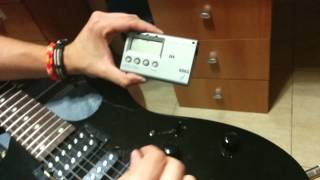 Cómo afinar una guitarra eléctrica con un afinador Guitar Bass Tuner GA 20 [upl. by Deeyn392]