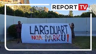 Report TV  Kulla ‘Mali i Tiranës’ një grup qytetarësh në protestë Mos e prishni parkun [upl. by Notsle]