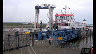 Wegdek autobrug Lauwersoog valt in water [upl. by Krum219]