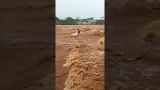 Surfista pega onda no rio Doce em Governador Valadares [upl. by Asseram210]