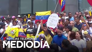 Al menos 11 muertos en protestas que reclaman un fraude electoral en Venezuela  Noticias Telemundo [upl. by Notsniw]