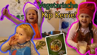 De meiden maken Ve­ge­ta­ri­sche kip ker­rie met rijst  De VEGA favorieten van Nederland [upl. by Nnail]