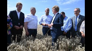 Visite de Marc Fesneau à Sainville EureetLoir pour constater la moisson catastrophique [upl. by Eetnod]