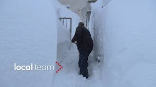 2 metri di neve allAbetone si spala per accedere alle case [upl. by Rosie]