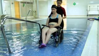 Formas de entrar en la piscina para realizar una sesión de neurorehabilitación [upl. by Yesima843]