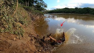 Por essa eu não esperava por causa das gigantes só poderia dar nisso Pesca de barranco [upl. by O'Donnell27]